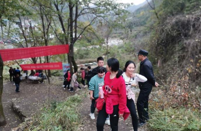 鑫安安防徒步人員開始登山