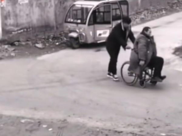 視頻監(jiān)控?cái)z像頭下的正能量你感受到了嗎？